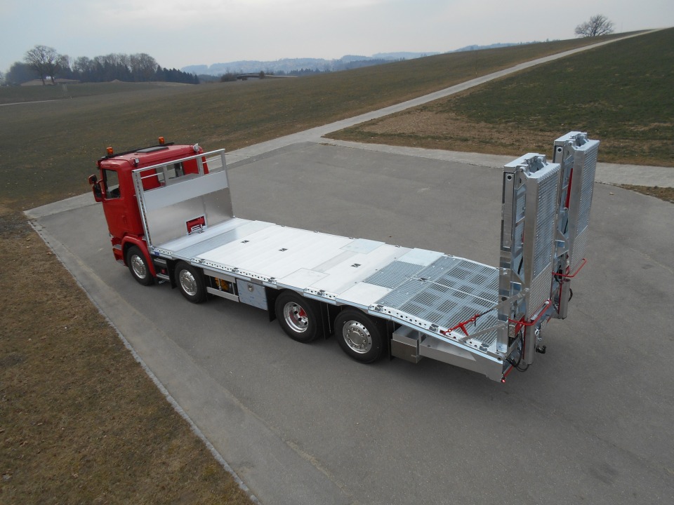 Image Construction d'une structure Zbinden sur Scania pour transport de machines
